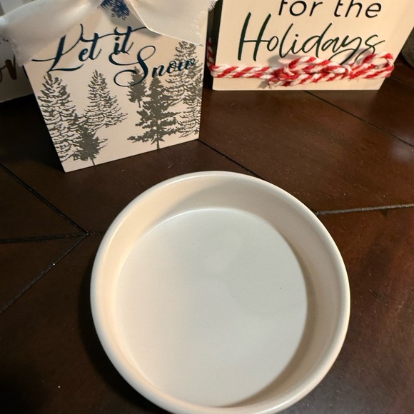 RAE DUNN Chic White QUEEN Ceramic Cat Bowl - Picture 2 of 3